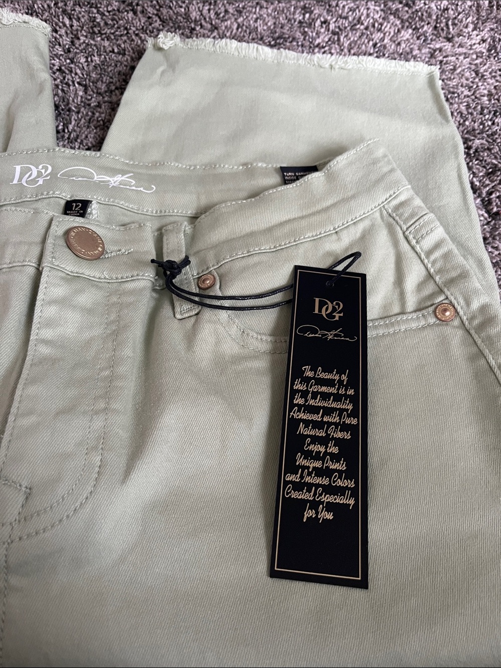 Diane Gilman Light green/olive Casual Cut-Off long/bermuda shorts. New. Size 12!